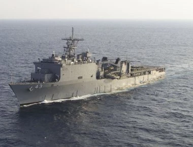 Ρωσικό πλοίο έχει γίνει η σκιά αμερικανικού που εισήλθε στη Μαύρη Θάλασσα